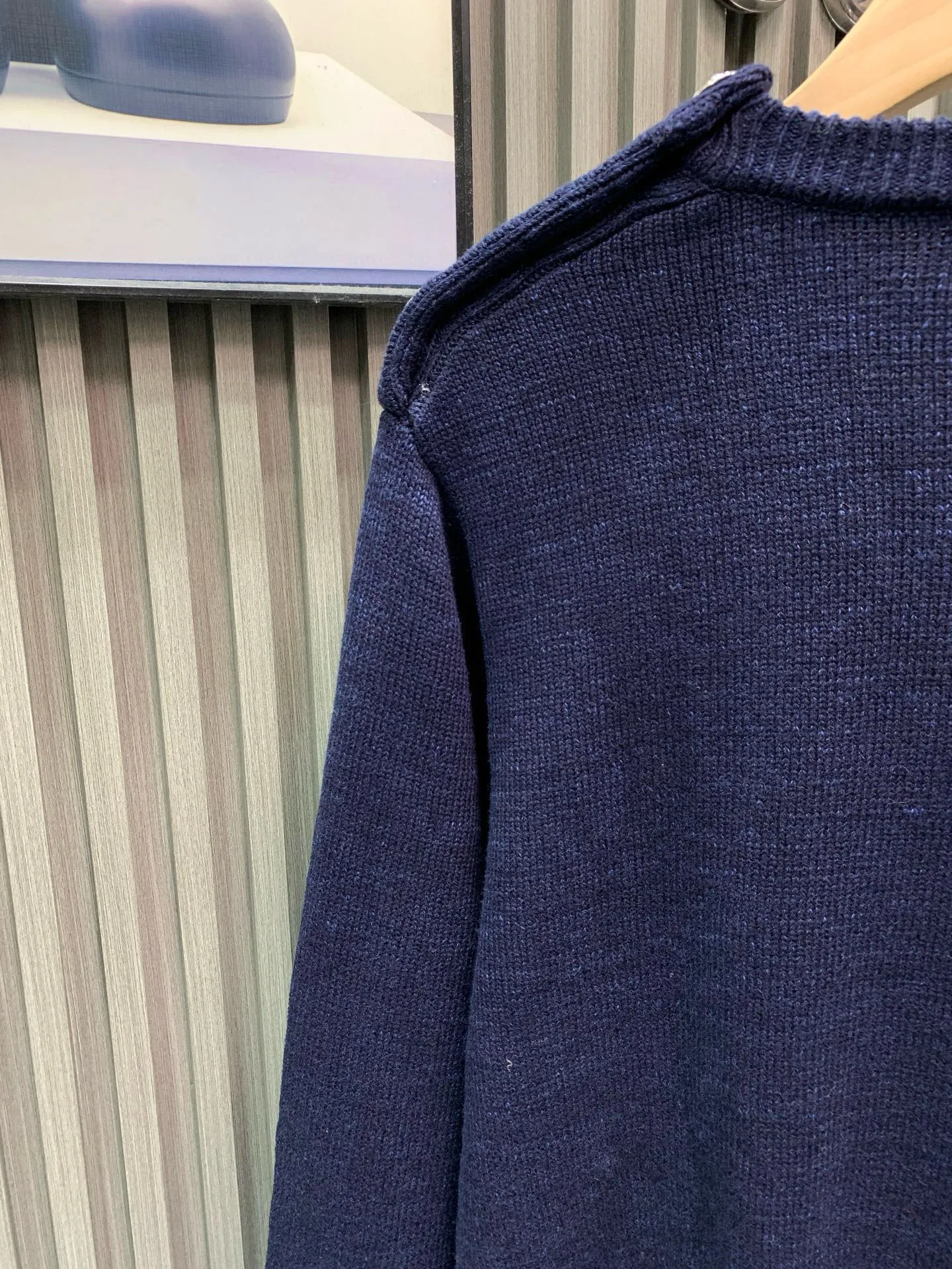 🅿️400 🀄️ Louis Vuitton Louis Vuitton 25SS Lou*s Vuitt*n new conch embroidered logo floral button round neck long-sleeved sweater 100% cotton navy blue color same style full size available for men and women in stock Process description: Use singed mercerized long-staple cotton Custom dyed yarn color similarity is as high as 95% for spinning Use 100% top-grade long-staple cotton Fully combed and tightly sewn with singeing and mercerization technology, more wrinkle-resistant and non-pilling, clear texture, non-sticky for long-term wear in summer, particularly good at absorbing sweat. The body is woven using a 7-needle computerized flat knitting machine. The embroidery is made with water-soluble cloth, with up to 3,000 lines of embroidery. Restores YB quality. Navy blue and dark colors are worn in advanced and slimming styles, showing a casual and lazy style. Customized surface accessories